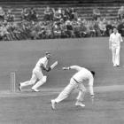 Sutcliffe sets off for a run while batting against the MCC at Carisbrook in 1955.