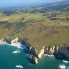 the_landforms_about_tunnel_beach_are_quite_picture_1443282121.jpg