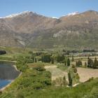 Threepwood development extends arcoss the flat area on the southern shore of Lake Hayes.