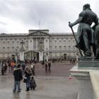 Visitors are seen in front of Buckingham Palace in London.(AP Photo/Sang Tan)