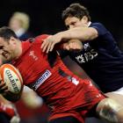 Wales' Jamie Roberts (L) on his way to the tryline against Scotland. REUTERS/Rebecca Naden