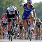 Mark Cavendish (L) sprints to the finish line ahead of Marcel Kittel. Photo Reuters