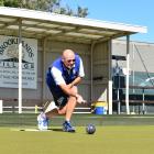 Peter Belliss having a roll-up on the Taieri green prior to the BLK National Bowls Championships...