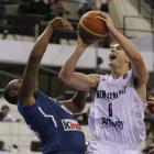 New Zealand's Kirk Penny shoots past France's Boris Diaw
