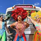 The tale of two drag queens and a transsexual, who take a road trip to the Australian Outback to...