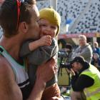 Inkster-Baynes kisses daughter Indi (3) after winning the national half marathon title. 