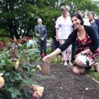 Unveiling a plaque signifying the gift of 20 roses to the University of Otago is Heritage Roses...