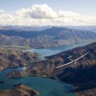 Soaring over Lake Benmore. Photo Credit: MARTY TAYLOR/GLIDEOMARAMA.COM 
