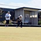 Lyn Rance (left) looks on as Sarah Ibbotson readies to deliver her final bowl of the second end...