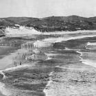 Lines of poles form groynes at Dunedin’s playground, St Clair beach. — Otago 
Witness, 15.8.1922 