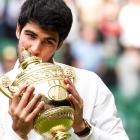 Carlos Alcarez kisses the trophy after his hard-fought win over Novak Djokovic. Photo: Getty Images