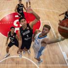 Thomas Walkup of Greece goes for the basket against Tall Black Reuben Te Rangi in Manila. Photo:...