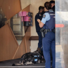 Police at the Goodview Apartment Hotel in central Auckland this morning. Photo: RNZ