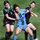 Southern United’s Shontelle Smith takes on Tiana Hill (left) and Rina Hirano of Western Springs...