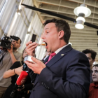 David Seymour tries out one of the new lunches yesterday. Photo: RNZ 