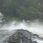 Big swells crash onto State Highway 11 in Paihia. Photo: RNZ / Peter de Graaf