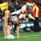 Daniel Sinkinson scores one of his two tries for the Chiefs. Photo: Getty Images 