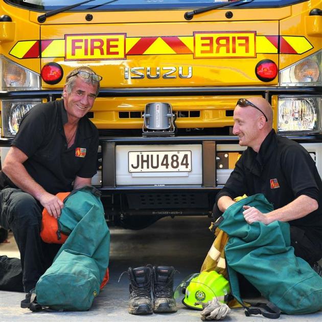 Otago deputy principal rural fire officer Graeme Still (left) and tree-feller Chris McLeod. Photo by Christine O'Connor