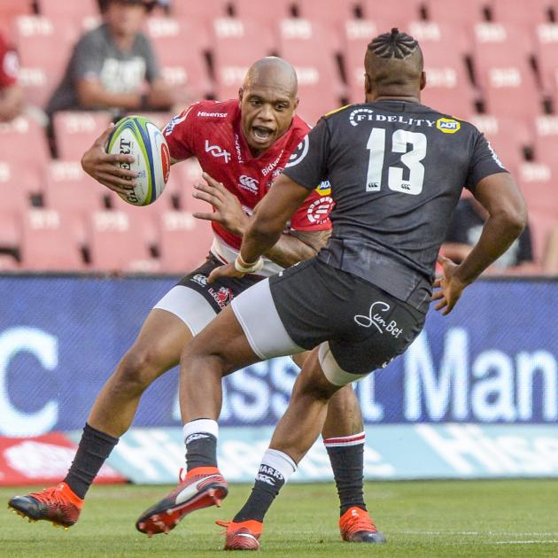 Lionel Mapoe (left) attempts to evade Lukhanyo Am.  Photo: Getty Images 