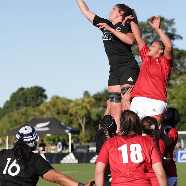 Chelsea Bremner wins a lineout during the Black Ferns v New Zealand Barbarians game in 2020....