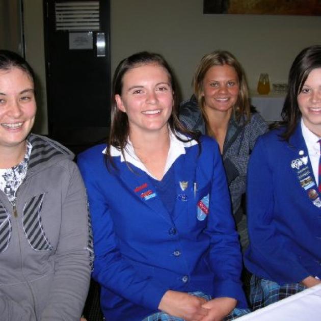 Top New Zealand sportswomen Sarah Tsukigawa (left) and Suzie Bates (back) meet budding South Otago sports stars Zoe Taylor and Amber McAuslan (right). Photo by Rosie Manins.