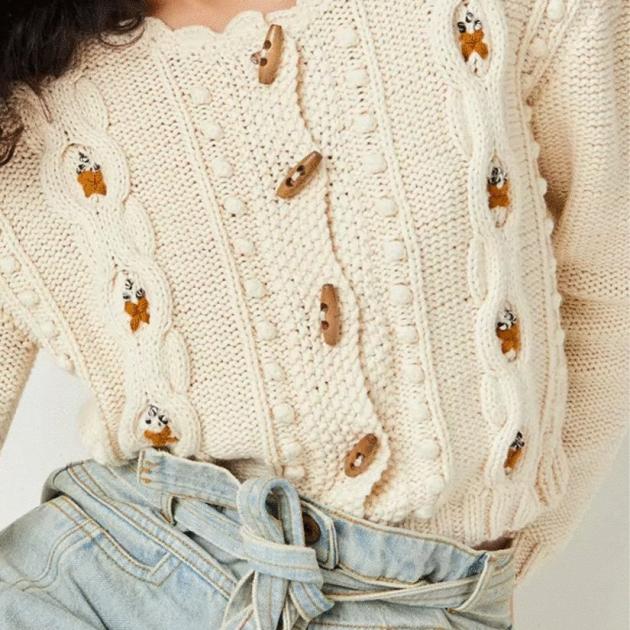 Embrace the comfort and craft of hand knit with the Sessun Tesoro cardi in Fleur De Sel. Craft...
