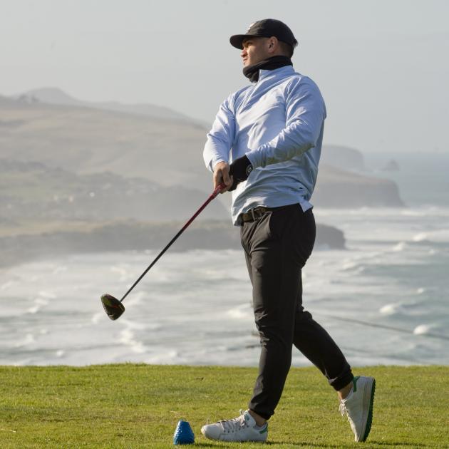 Midfield back Quinn Tupaea follows the flight of his tee shot.