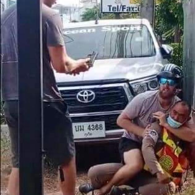 Photos shared online show the pair holding the officer in a chokehold. Photo: Thapapong Trs