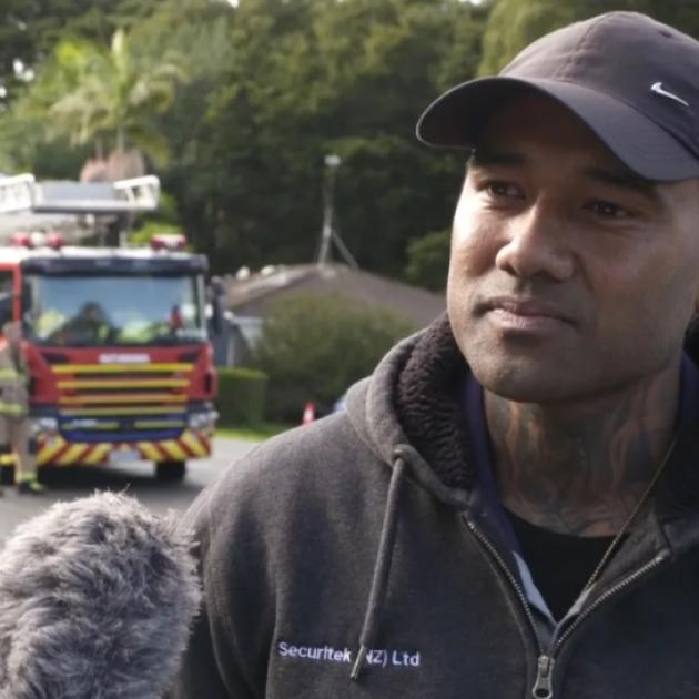 Jonathan Asafo sounded his car horn to try to alert occupants to the fire. Photo: RNZ / screenshot