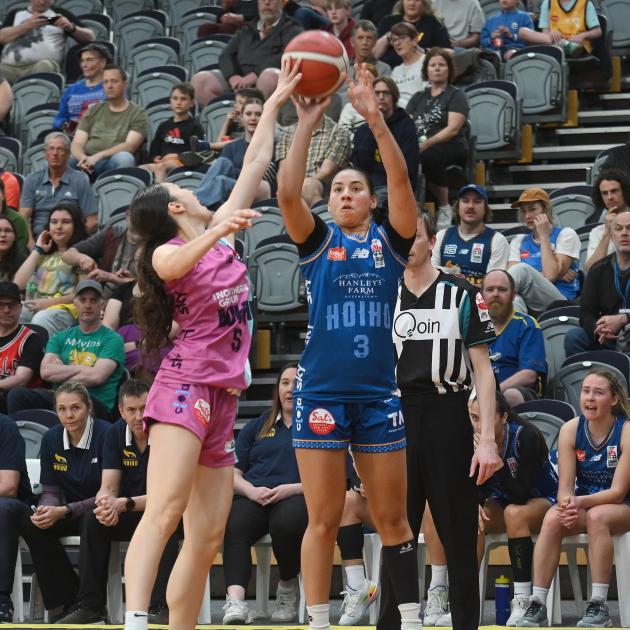 Ahlise Hurst puts up a three under the pressure of Whai player Kaylee Smiler at the Edgar Centre...
