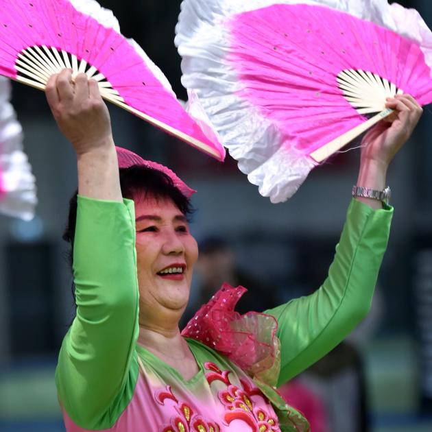 Weidi Xu performs.