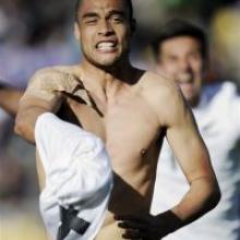 Winston Reid celebrates his goal. Photo by AP