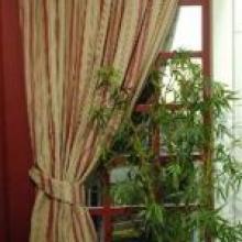Curtains make more effective insulators when they are fitted from floor to ceiling. Photo by Linda Robertson. Curtains make more effective insulators when they are fitted from floor to ceiling. Photo by Linda Robertson.