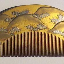 Ornamental lacquered wood comb (Japanese, late 19th century).