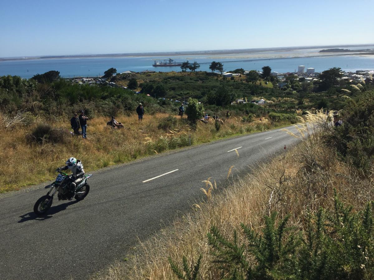 And they're off ... up the Bluff