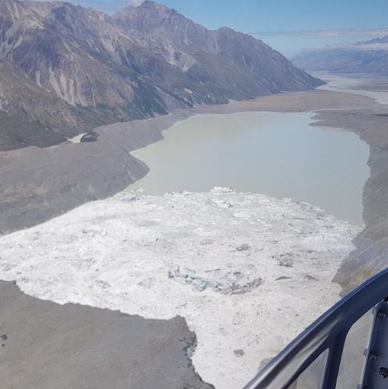 Massive ice release into Tasman Glacier lake
