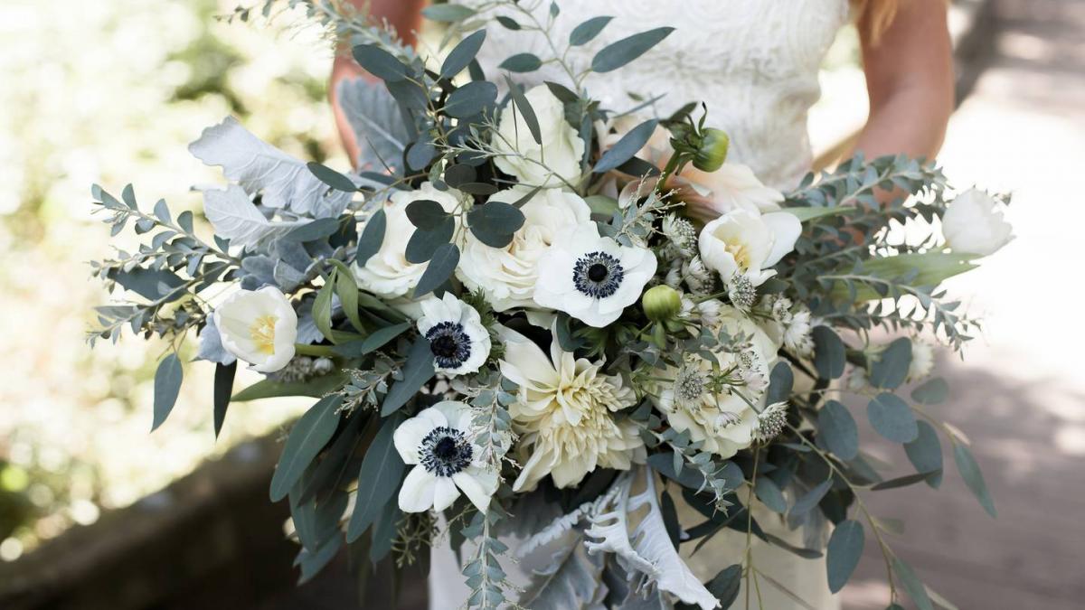 Bride 'blinded' after being poisoned by wedding flowers