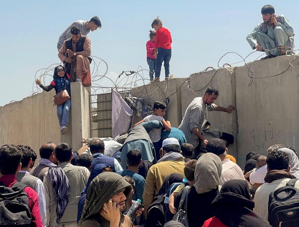 Photo of Chaos à l’aéroport alors que les Afghans tentent de fuir les talibans