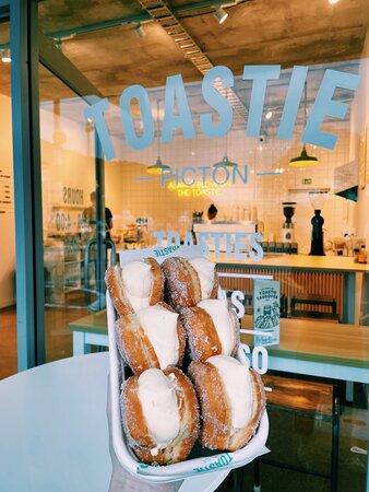 Smell of toasties gets up nose of cafe's neighbours