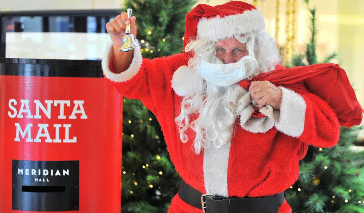 Photo of Le Père Noël masqué et déchiré arrive en ville