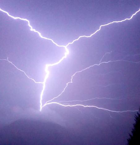 levée des avertissements sévères ;  Les orages sont toujours présents dans le sud