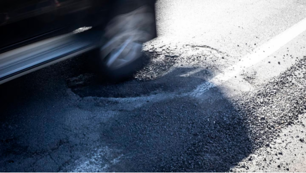 Hombre demanda a NZTA después de que un bache dañe un automóvil