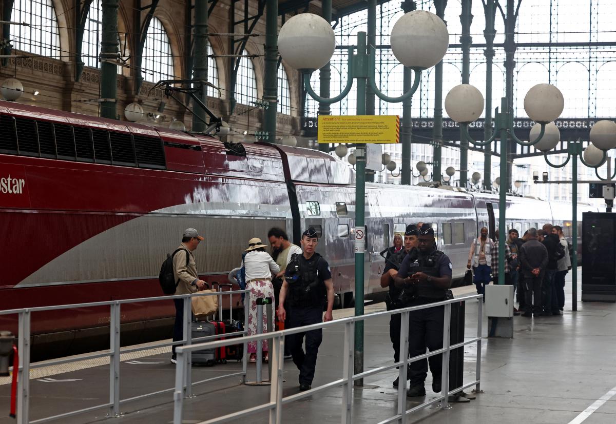 Pirómanos atacan trenes antes de la ceremonia de inauguración de los Juegos Olímpicos Pirómanos atacan trenes antes de la ceremonia de inauguración de los Juegos Olímpicos