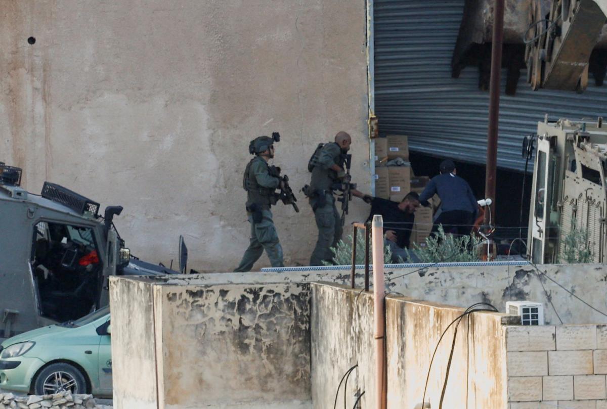 Video shows Israeli forces killing two Palestinians after surrender