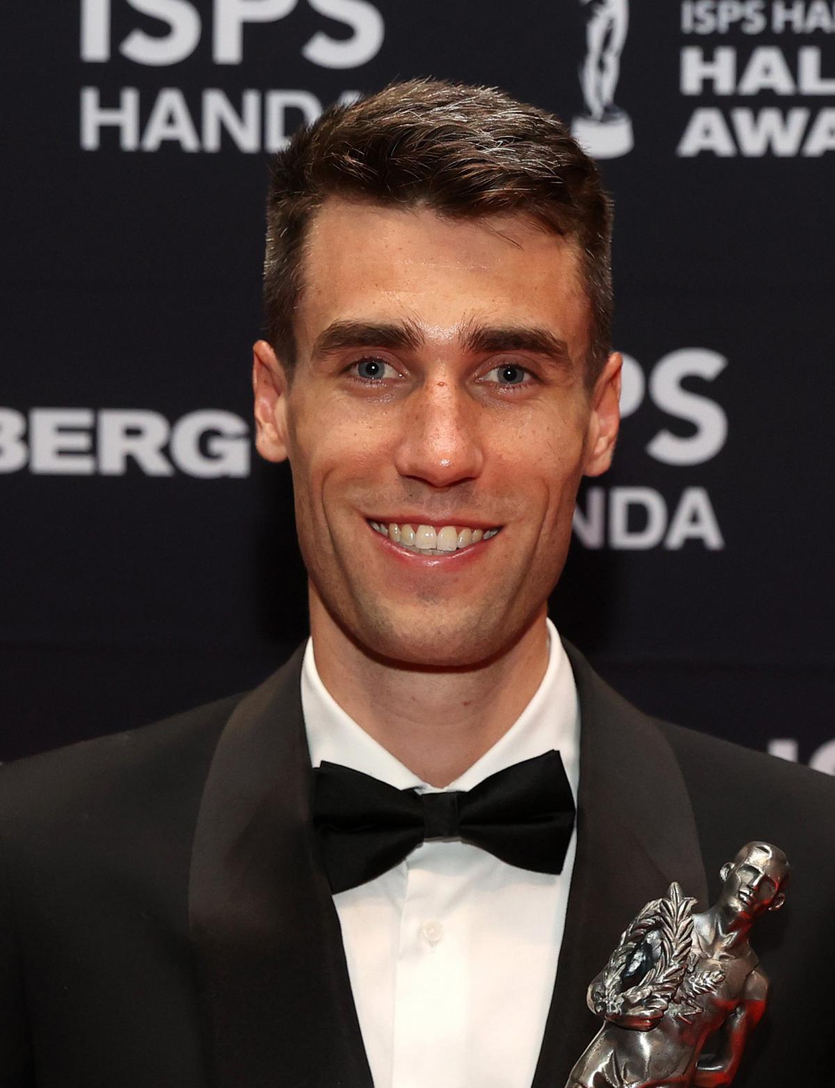 Kerr gets jump on aspirants to take supreme award