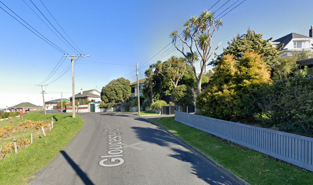 Bumper lying in road leads cops to crashed car full of weapons