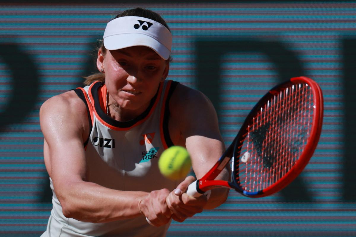 Swiatek, Djokovic march on as Rybakina slips up
