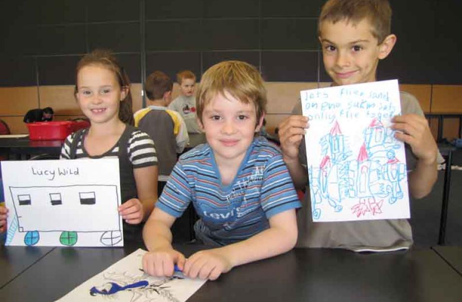 Showing off their artwork were (from left) Lucy Wild (7), Connor Knowles (7) and Zak Barham (7).