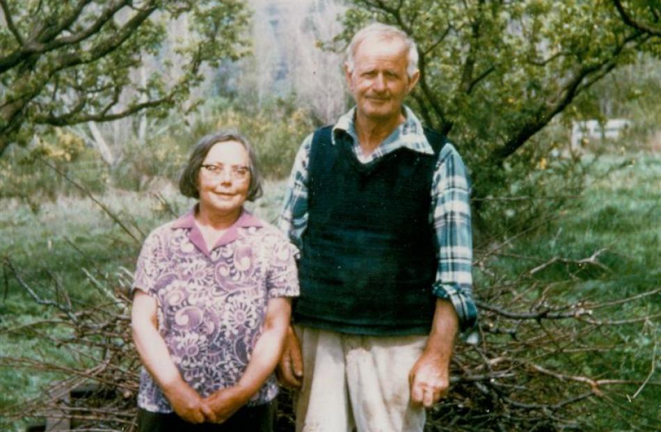 Bert and Alma Jones on their orchard at Coal Creek, Roxburgh.