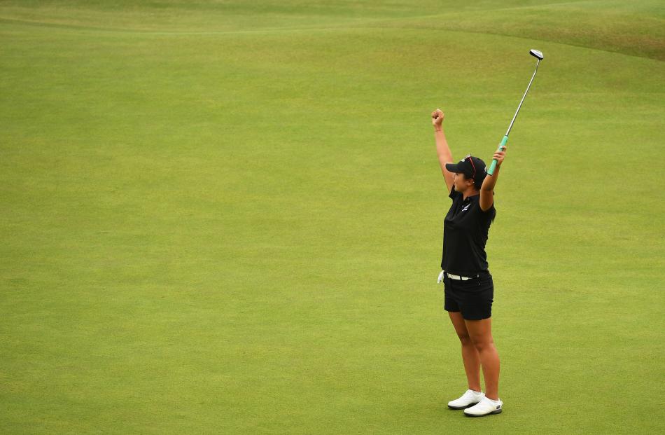 Lydia Ko celebrates after putting for birdie on the 18th green to win the silver. Photo: Getty Images 